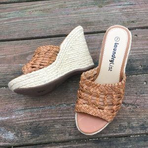 NWOT LaundryList Tan Wedges